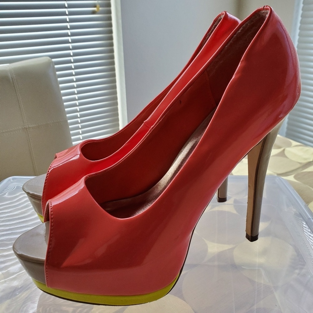 Glaze Open-Toe Pump. Size: 9